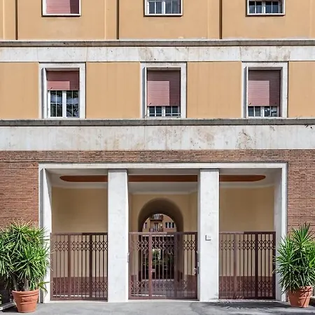 Ristrutturato A Palazzo Federici Piazza Bologna *